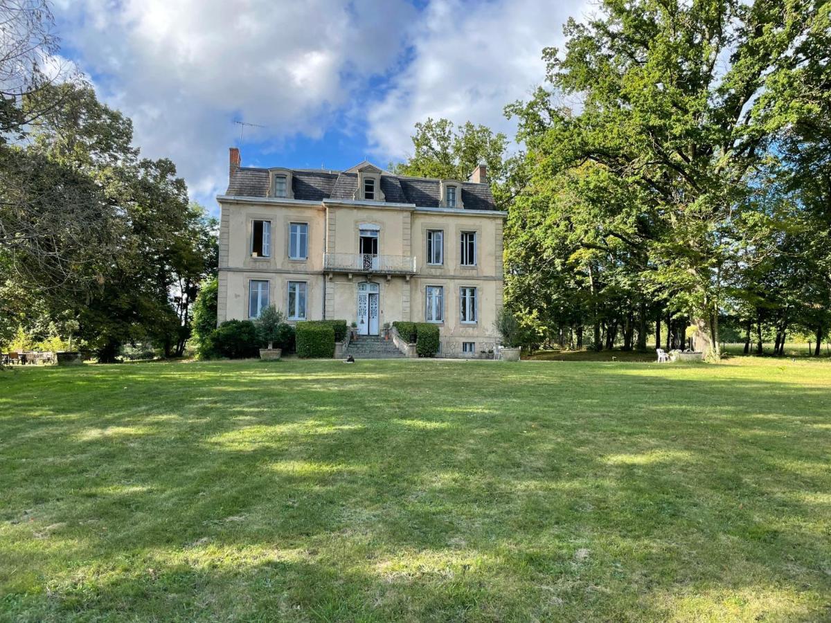 Chateau Du Grand Lucay Bourbon-lʼArchambault Exterior foto